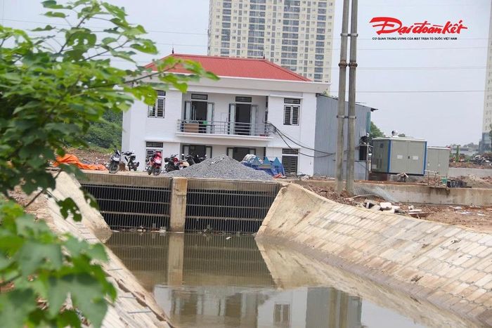 Theo ghi nhận của PV Báo Đại đoàn kết, các trạm bơm Cầu Ngà 1, Cầu Ngà 3, Đồng Tép cùng tuyến kênh thu gom, dẫn nước từ đường gom Đại lộ Thăng Long đã cơ bản hoàn thành phần xây dựng. Nhà thầu đang tập trung hoàn thiện cảnh quan, hạ tầng phụ trợ và các hạng mục kỹ thuật nhằm sớm khớp nối toàn bộ hệ thống.