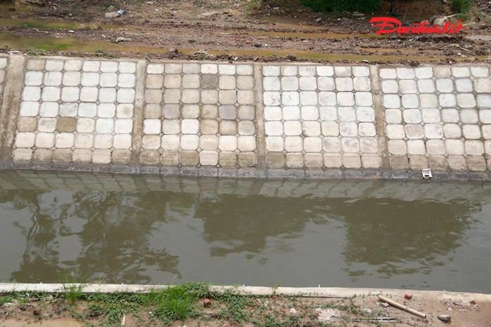 Tuyến kênh thu gom, dẫn nước từ đường gom Đại lộ Thăng Long đã cơ bản hoàn thành, bảo đảm thu gom nước mưa và dẫn về các trạm bơm để tiêu thoát ra sông Nhuệ.