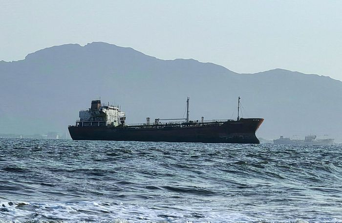  Một con tàu ở ngoài khơi cảng Aden (Yemen) ngày 23/7. Ảnh: Reuters. 