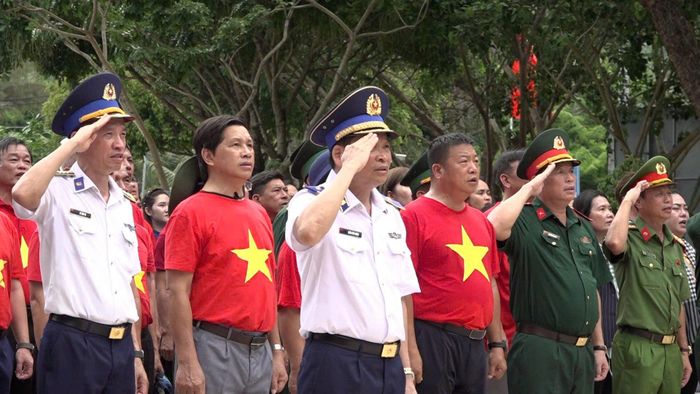 Lễ dâng hương tại i khu di tích Bến tàu không số Vũng Rô diễn ra trong không khí trang nghiêm và thành kính.
