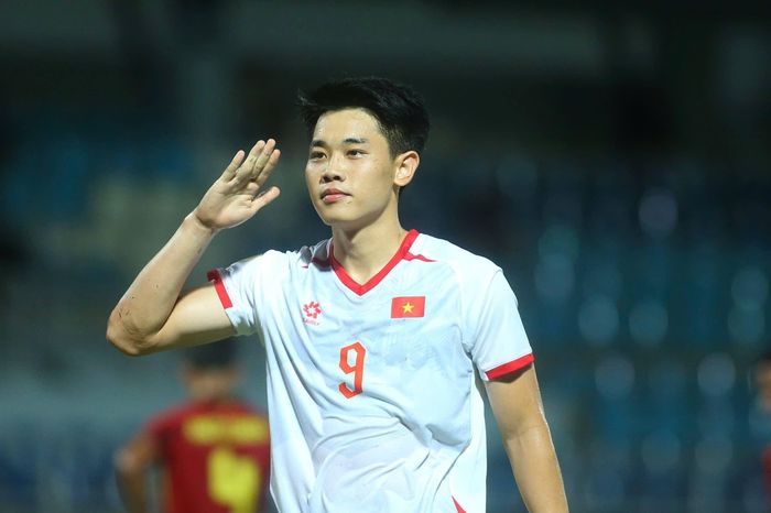  Không chỉ ghi ba bàn, Đình Bắc còn trực tiếp tạo ra tình huống khiến hậu vệ Timor-Leste phản lưới, khép lại màn trình diễn chói sáng nhất kể từ khi khoác áo đội tuyển quốc gia. Màn tỏa sáng của Đình Bắc là lời khẳng định mạnh mẽ sau quãng thời gian được HLV Kim Sang-sik kiên nhẫn trao cơ hội. Khả năng chọn vị trí, di chuyển thông minh cùng sự sắc bén trong khâu dứt điểm cho thấy tiền đạo trẻ trưởng thành rõ rệt và sẵn sàng đảm nhận vai trò quan trọng trên hàng công tuyển Việt Nam. 