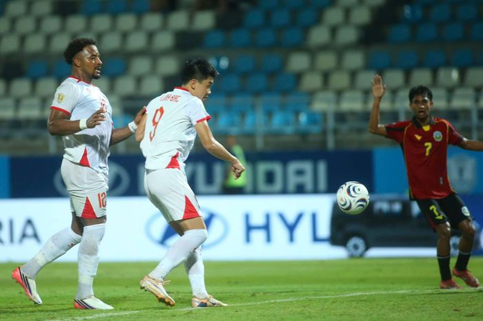  Ba pha lập công ở các phút 31, 43 và 65 giúp Đình Bắc có màn ra mắt ASEAN Cup trong mơ, đồng thời đưa anh vào lịch sử bóng đá Việt Nam. Chân sút của CLB Công an Hà Nội trở thành cầu thủ thứ 3 của tuyển Việt Nam lập hat-trick tại sân chơi số một Đông Nam Á, sau hai đàn anh Lê Công Vinh và Phan Thanh Bình. 