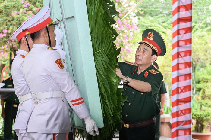 Đại tướng Phan Văn Giang trước khi dâng hoa lên bia tưởng niệm cố Tổng Bí thư Trần Phú.