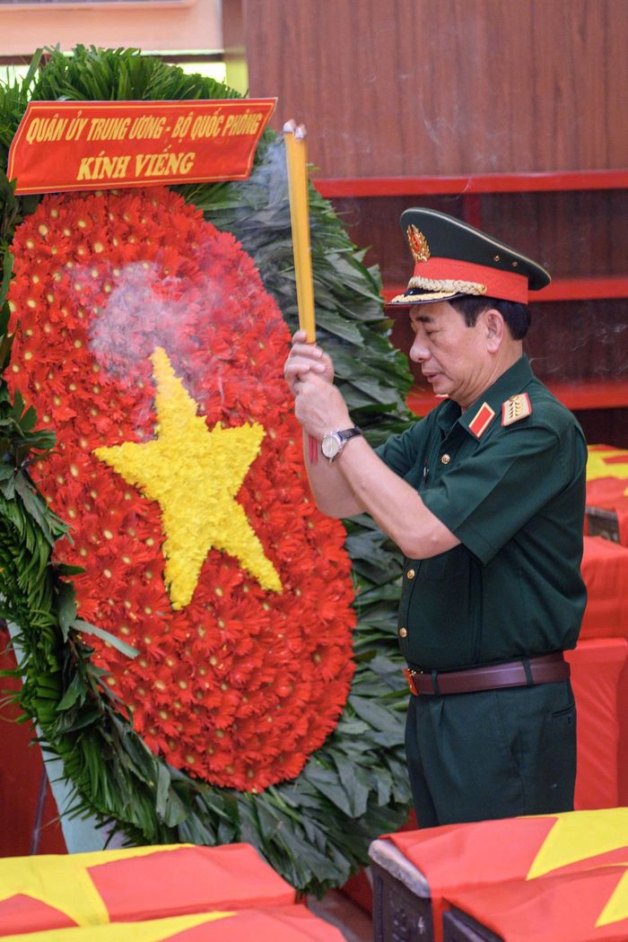 Hoạt động tưởng niệm cũng được thực hiện tại Nhà quàn hài cốt liệt sĩ. Đoàn dâng hương tại nơi thờ Anh hùng liệt sĩ Lê Thị Riêng và Anh hùng liệt sĩ Trần Văn Kiểu. Chuyến công tác thể hiện sự quan tâm của Quân ủy Trung ương và Bộ Quốc phòng đối với nhiệm vụ tìm kiếm, quy tập hài cốt liệt sĩ.