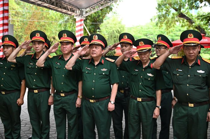 Trung tướng Bùi Trọng Vĩnh, Cục trưởng Cục bảo vệ An ninh Quân đội, xúc động khi tưởng niệm các Anh hùng liệt sĩ. Những năm qua, công tác tìm kiếm, quy tập hài cốt liệt sĩ luôn được Đảng, Nhà nước, Quân đội và các địa phương quan tâm chỉ đạo. Riêng tại công viên Lê Thị Riêng, tính đến ngày 24/7, lực lượng đã quy tập được 101 hài cốt liệt sĩ tại khu vực rãnh mộ A, phía sau Nhà truyền thống. Trước đó, ngày 23/7, Đội quy tập phát hiện khu vực rãnh mộ mới, cách vị trí A khoảng 50 m. Bước đầu đào tìm, đội phát hiện 3 hài cốt, 1 bộ hài cốt liệt sĩ đơn, cùng nhiều di vật.