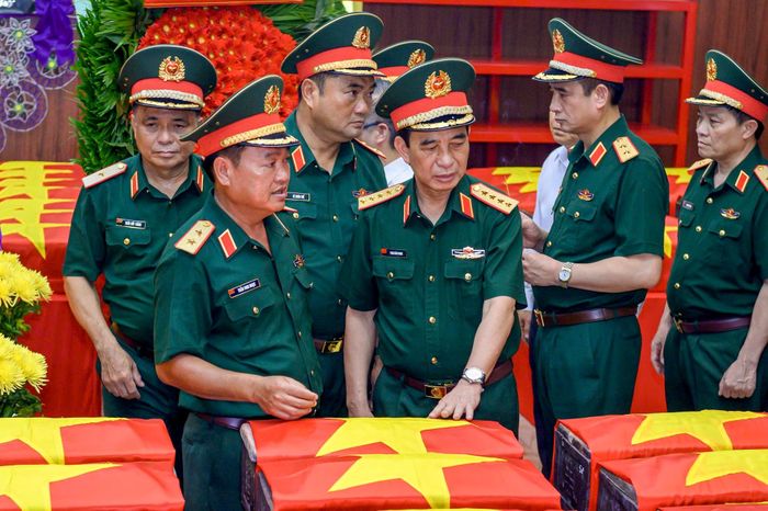 Trung tướng Trần Vinh Ngọc, Chính ủy Quân khu 7, báo cáo Đại tướng Phan Văn Giang về tiến độ triển khai nhiệm vụ của các lực lượng. Nội dung báo cáo tập trung vào kết quả tìm kiếm, quy tập hài cốt liệt sĩ và tình hình tổ chức thực hiện nhiệm vụ tại hiện trường.