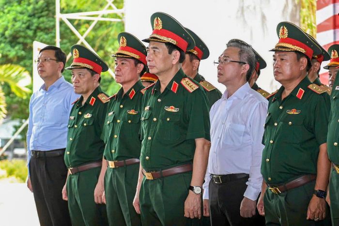 Sáng 25/7, Đoàn công tác Quân ủy Trung ương - Bộ Quốc phòng đến dâng hoa, dâng hương tưởng niệm các Anh hùng liệt sĩ và thăm, kiểm tra lực lượng đang thực hiện nhiệm vụ tìm kiếm, quy tập hài cốt liệt sĩ tại Công viên Văn hóa Lê Thị Riêng (phường Hòa Hưng, TP.HCM), hướng đến kỷ niệm Ngày Thương binh - Liệt sĩ (27/7/1947-27/7/2026).