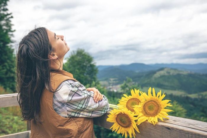 Càng có nhiều kết nối, người trẻ càng thấy áp lực, cô đơn và hoài nghi. Ảnh minh họa: Magnific.