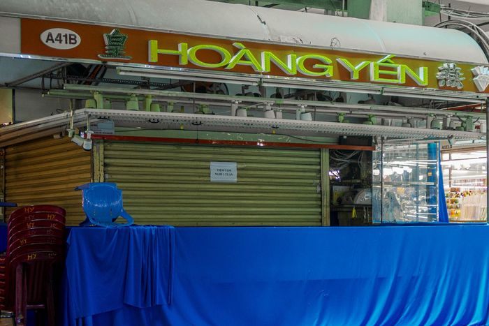  Tiệm vàng, đá quý Hoàng Yến dán bảng thông báo tạm nghỉ một tuần giữa biến động thị trường kim cương, không nói rõ lý do hay thời gian mở cửa trở lại. 