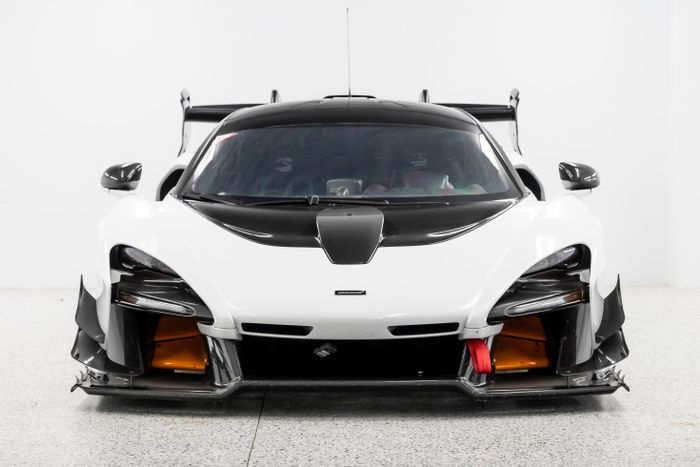  McLaren Senna GTR là phiên bản đường đua của siêu xe McLaren Senna, và mang số thứ tự 44 trong tổng số 75 chiếc từng được sản xuất. Với odo chỉ 2.637 km, các chuyên gia định giá mẫu xe này vào khoảng 1,1 - 1,4 triệu USD. 