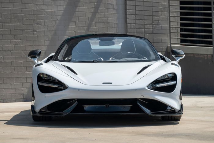  Để sử dụng cho nhu cầu hàng ngày, ông còn tậu thêm một chiếc McLaren 765LT Spider. Sở hữu số thứ tự 748 trong tổng số 765 chiếc từng được chế tạo, siêu xe này được dự đoán có giá 500.000 - 600.000 USD. 