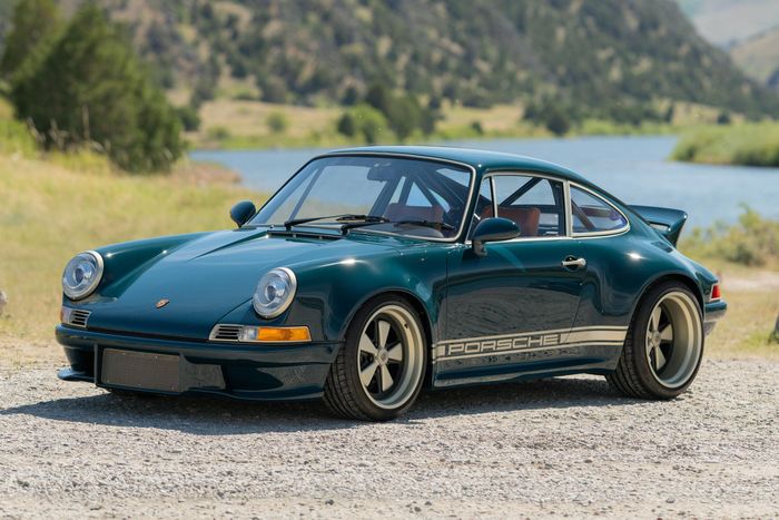  Chiếc Porsche 911 European RS by Thornley Kelham đời 1972 là 1 trong 15 chiếc từng được hãng độ Thornley Kelham European RS chế tác. Với odo chỉ hơn 400 km, giá trị của mẫu xe cổ này lên đến 450.000 - 650.000 USD. 
