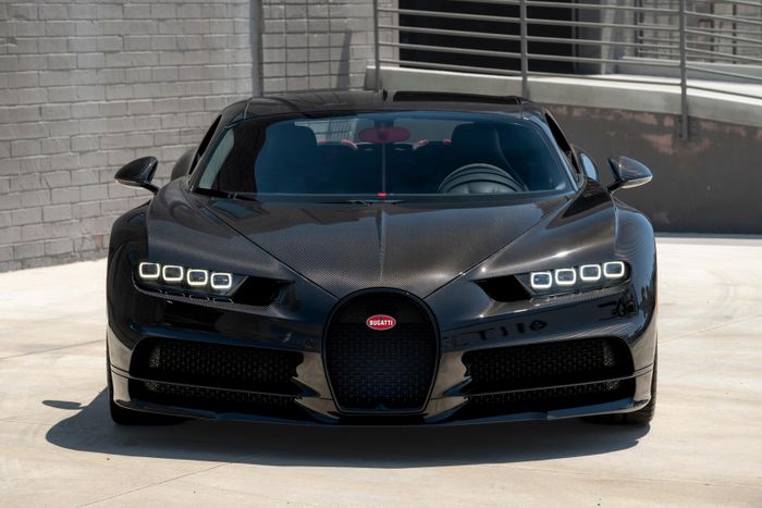 Mẫu hypercar Bugatti Chiron Sport đời 2019 được định giá khoảng 3 - 3,5 triệu USD khi chỉ được sản xuất giới hạn 60 chiếc. Điểm đặc biệt của siêu xe này là thân vỏ được làm từ sợi carbon màu xám Gunpower với các chi tiết màu đỏ Italian Red. 