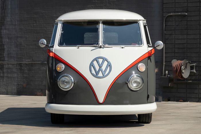  Ông Vince Zampella cũng sở hữu mẫu xe biểu tượng Volkswagen Type 2 Delivery Van đời 1963, hay còn được biết đến với tên gọi Kombi. Sở hữu tình trạng hoàn hảo, mức giá của chiếc xe này vào khoảng 30.000 - 60.000 USD. 