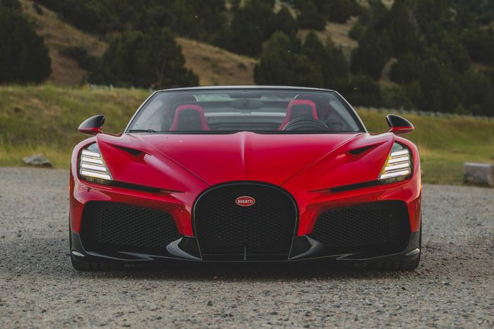  Bugatti W16 Mistral là phiên bản mui trần duy nhất được phát triển trên nền tảng siêu xe Bugatti Chiron. Chỉ có 99 xe được sản xuất, chiếc W16 Mistral này mang màu sơn đỏ Italian Red/đen Nocturne được định giá khoảng 7,5 - 9,5 triệu USD. 