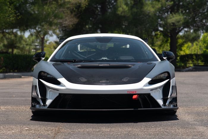  Không chỉ 1, ông còn sở hữu 2 chiếc McLaren Artura GT4, vốn được nâng cấp thêm gói Trophy Evo và từng tham dự giải Pirelli GT4 America Championship. Mức giá của mẫu xe đua này được dự đoán khoảng 150.000 - 200.000 USD. 