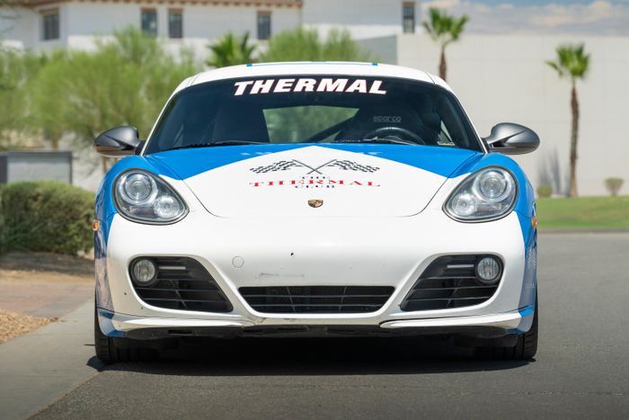  Porsche Cayman S đời 2010 có màu sơn gốc xám Meteor Grey Metallic, trước khi được dán bộ tem đua Private Pavement #4. Mức giá của mẫu xe thể thao này chỉ khoảng 30.000 - 60.000 USD do odo đã lên mức 54.639 km. 