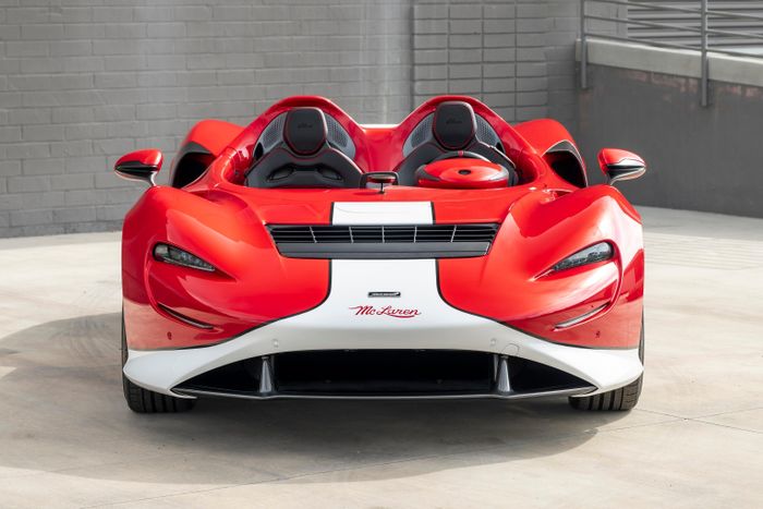  Tương tự Ferrari Daytona SP3, McLaren Elva được lấy cảm hứng từ các mẫu xe cổ điển của thương hiệu khi sở hữu phối màu của huyền thoại McLaren M1A. Với số lượng giới hạn 149 chiếc, siêu xe này được định giá khoảng 1,2 - 1,5 triệu USD. 