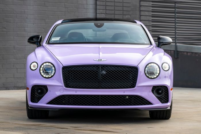  Bentley Continental GT V8 S của nhà sáng lập game Call of Duty mang màu sơn tím Lilac Frost với tổng giá trị tùy chọn khoảng 100.000 USD. Mức giá của mẫu grand tourer này được định giá khoảng 175.000 - 225.000 USD. 