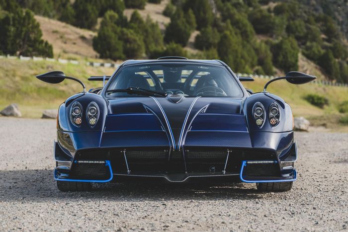  Nổi bật nhất là siêu phẩm Pagani Huayra Roadster 'Executor', vốn được đặt theo tên phi thuyền của Darth Vader trong loạt phim Star Wars. Đây cũng là chiếc Huayra Roadster duy nhất được trang bị hộp số sàn chính hãng, với mức giá ước tính khoảng 5 - 7 triệu USD. 