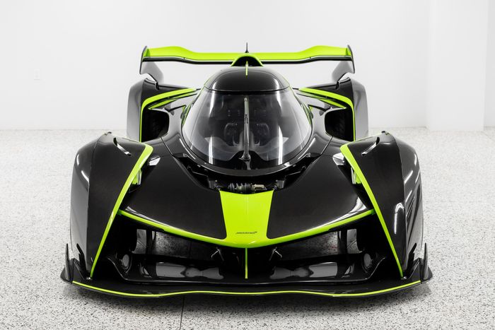  Mang số thứ tự 20 trong tổng số 25 chiếc, chiếc McLaren Solus GT này như bước ra từ một bộ phim viễn tưởng với phối màu sợi carbon và xanh lá. Mức giá của mẫu xe đua này khoảng 2,5 - 3 triệu USD. 