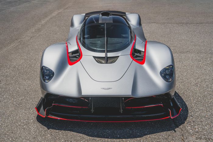  Dựa trên các công nghệ từ giải đua F1, Aston Martin Valkyrie Spider mang phong cách khí động học mạnh mẽ. Siêu xe mang số thứ tự 49 trong tổng số 85 chiếc này được định giá khoảng 3,75 - 4,25 triệu USD. 