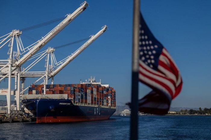 Một tàu chở container tại cảng Oakland, bang California, Mỹ. Ảnh: Reuters.