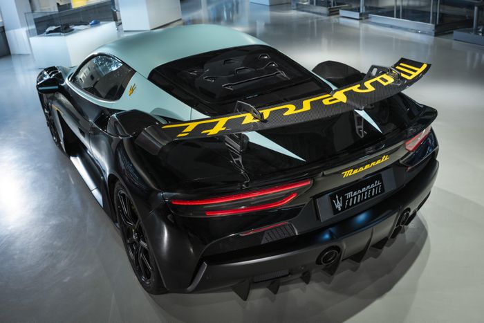  Thừa hưởng công nghệ từ các dòng xe đua Maserati Corse GT2, cánh gió khí động học cỡ lớn phía sau được làm từ sợi carbon với hoạt tiết trang trí màu vàng Giallo Avia Pervia, có thể điều chỉnh 3 mức độ vận hành khác nhau. 