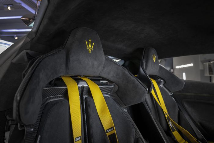  Nội thất của Maserati GT2 Stradale Tribute to MC12 được trang bị gói sợi carbon, ghế đua bọc Alcantara với các chi tiết màu vàng tại tựa đầu, dây an toàn, đường chỉ tương phản... 
