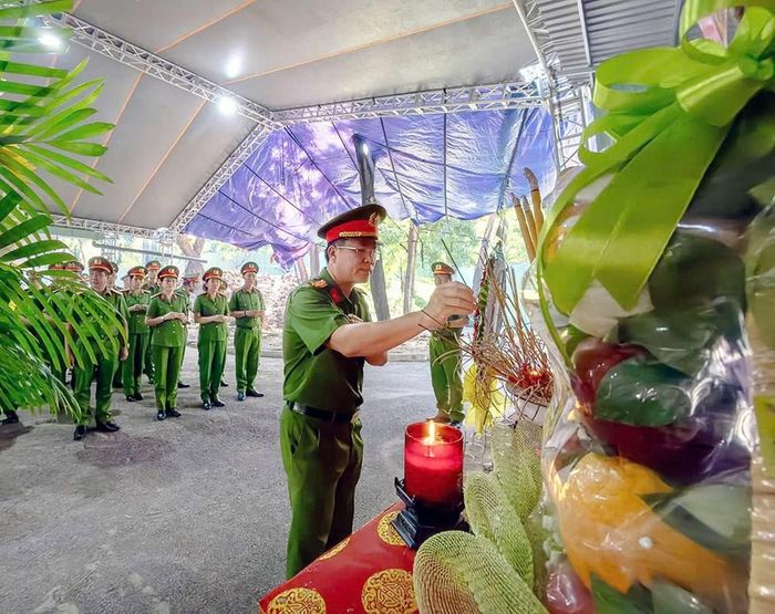 Thượng tá Lê Anh Việt, Phó Trưởng phòng PC10 dâng hương tại nơi tìm kiếm, quy tập hài cốt liệt sĩ tại Công viên Lê Thị Riêng