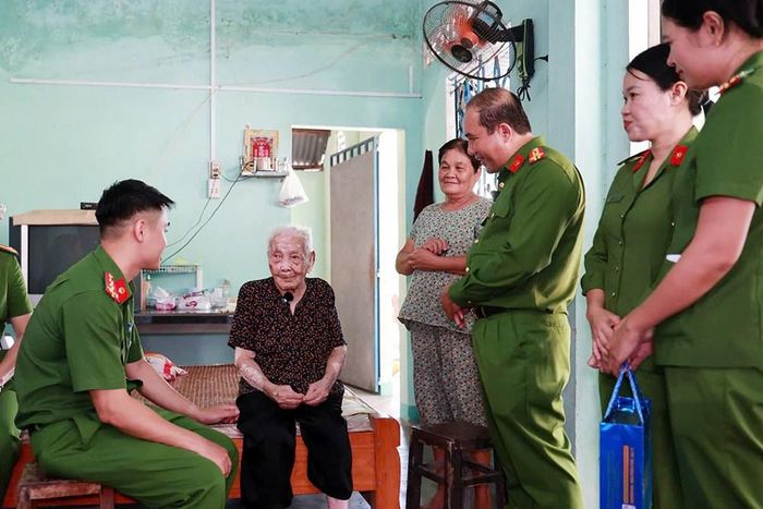 Đoàn đến thăm, tặng quà Mẹ Việt Nam Anh hùng Nguyễn Thị Phái tại xã An Nhơn Tây