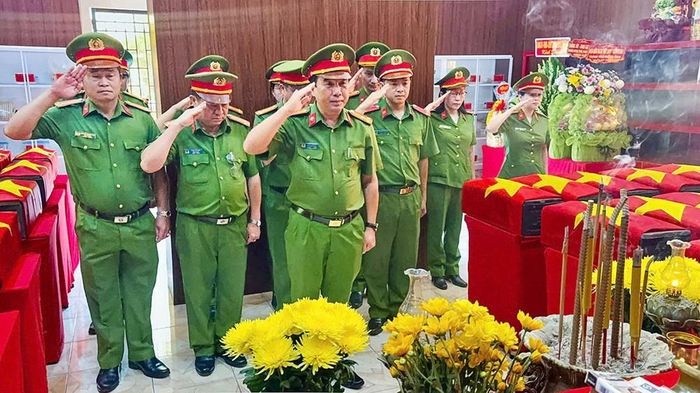 Đoàn công tác dâng hương các Anh hùng liệt sĩ được quy tập tại Công viên Lê Thị Riêng