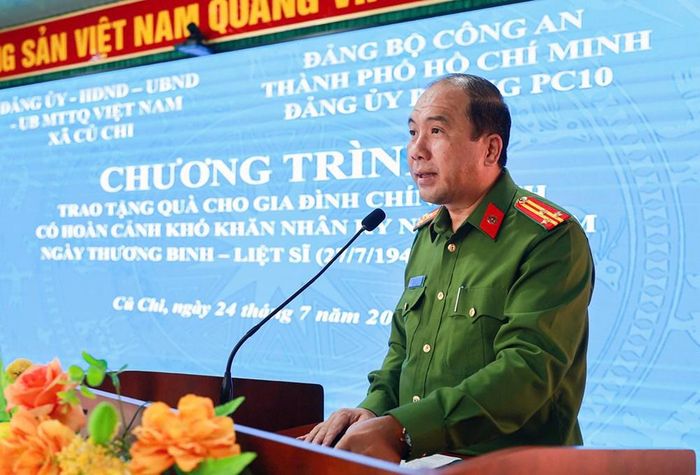 Thượng tá Lâm Hồng Vũ phát biểu tại chương trình trao quà