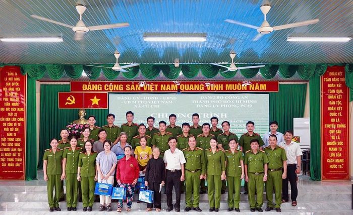 Đoàn trao quà cho gia đình chính sách trên địa bàn xã Củ Chi