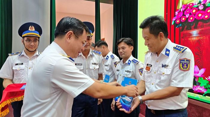 Đại tá Lê Huy tặng quà cho các đồng chí thương binh, con liệt sĩ, con thương binh, con bệnh binh