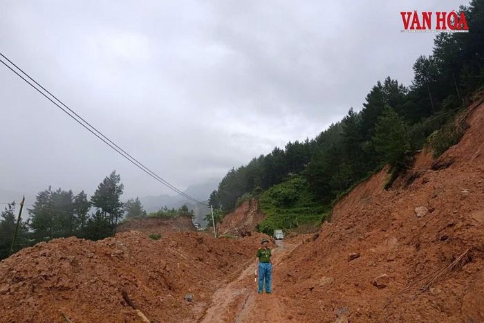 Mưa lớn gây sạt lở taluy, đất đá tràn xuống tuyến đường
