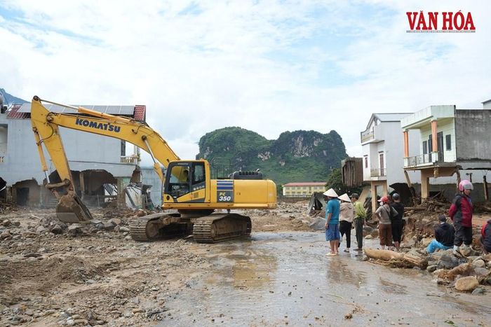 Ảnh 2: Nhiều hoạt động, công tác khắc phục hậu quả sau thiên tai bị gián đoạn, tạm dừng