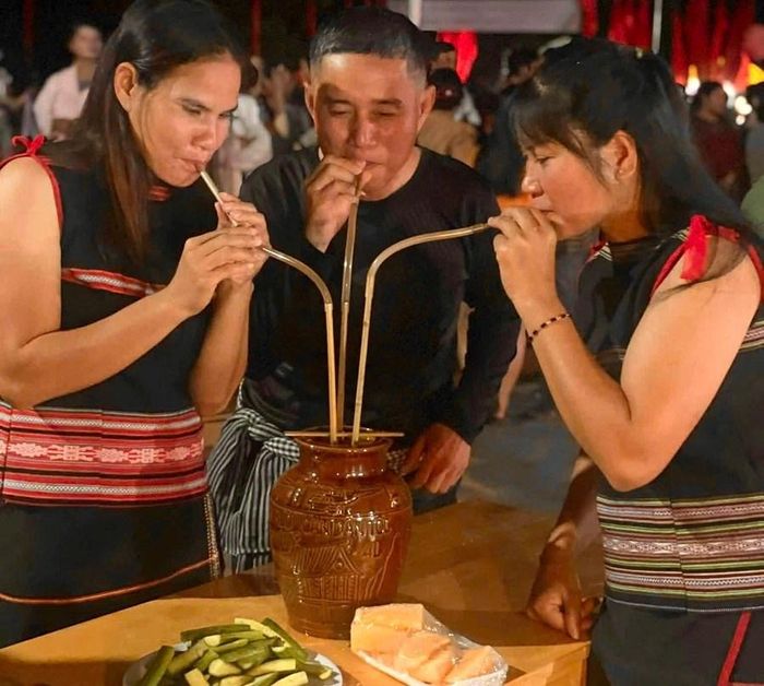 Người dân và du khách thưởng thức rượu cần cùng ẩm thực tại chương trình