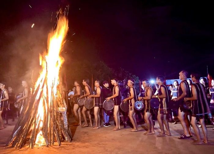 Những nghệ nhân trình diễn các tiết mục cồng chiêng, xoang đặc sắc tại chương trình