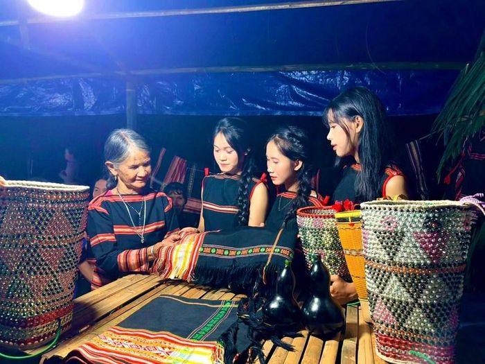 Những sản phẩm thổ cẩm, thủ công mỹ nghệ được trưng bày tại chương trình thu hút đông đảo người dân và du khách tham quan, trải nghiệm