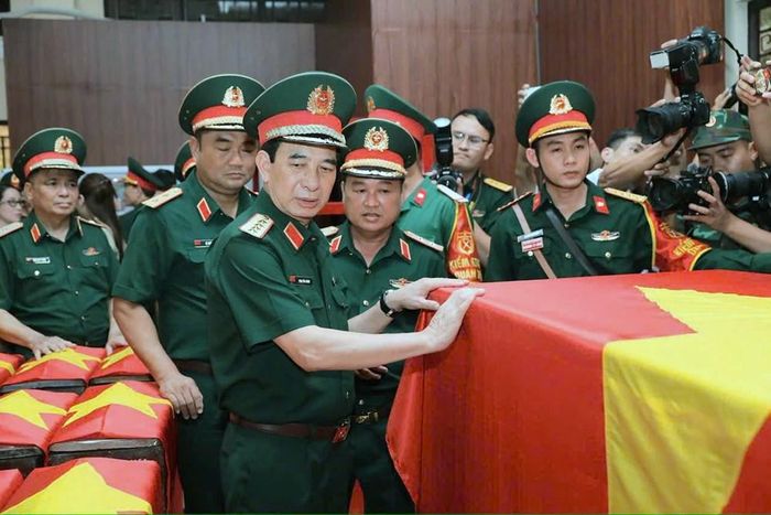 Đại tướng Phan Văn Giang dâng hoa, dâng hương tại Nhà quàn hài cốt các Anh hùng liệt sĩ quy tập tại Công viên Lê Thị Riêng