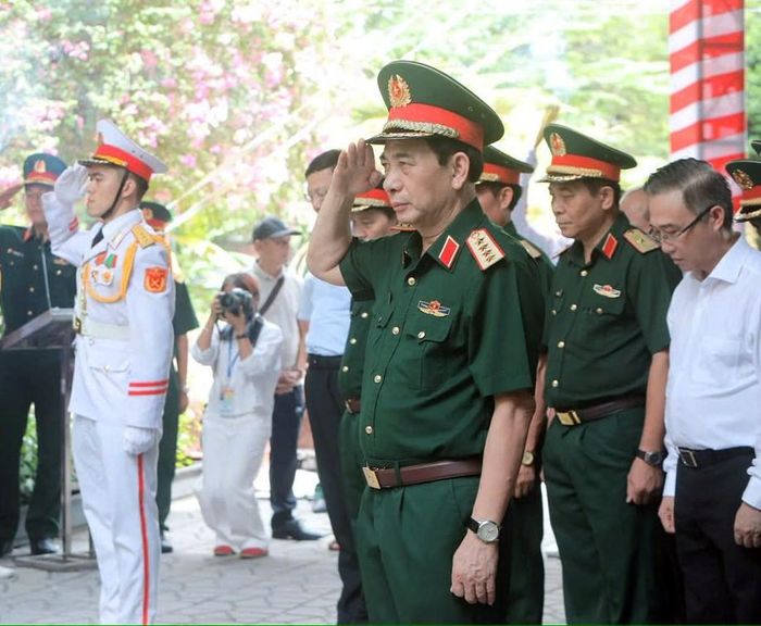 Đại tướng Phan Văn Giang cùng các đại biểu dâng hoa, dâng hương tượng đài cố Tổng Bí thư Trần Phú