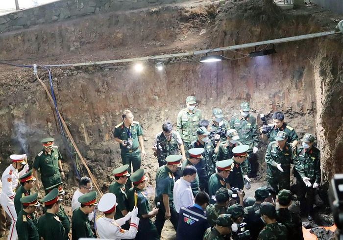 Đại tướng Phan Văn Giang kiểm tra công tác tìm kiếm, quy tập hài cốt liệt sĩ tại Công viên Lê Thị Riêng