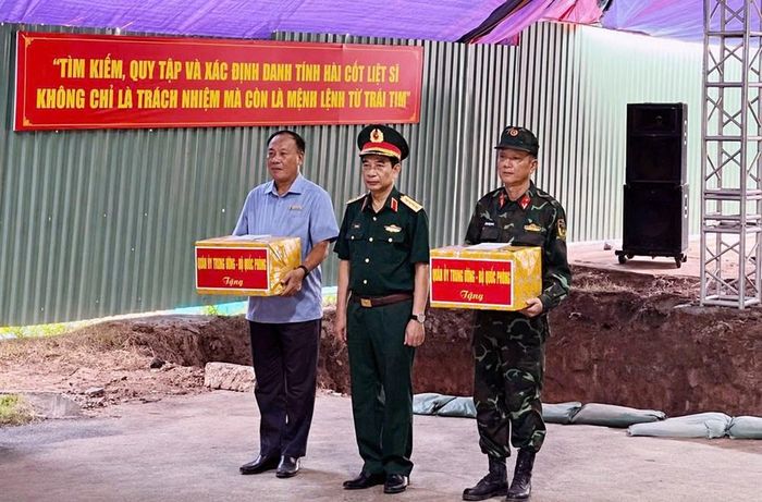 Đại tướng Phan Văn Giang thăm hỏi, tặng quà lực lượng tìm kiếm, quy tập hài cốt liệt sĩ tại Công viên Lê Thị Riêng
