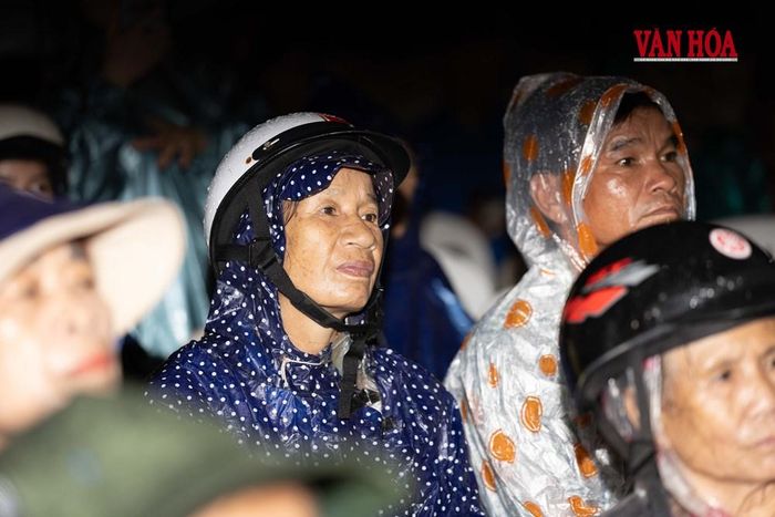 Những ánh mắt của người dân hướng về màn ảnh, không bỏ sót một chi tiết nào về bộ phim