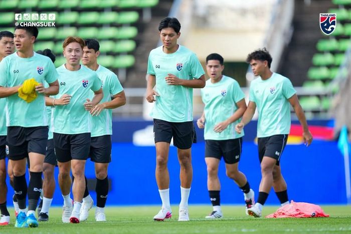 Thái Lan thiếu vắng khá nhiều trụ cột như Chanathip Songkrasin, Theerathon Bunmathan, Supachok Sarachat, Suphanat Mueanta hay Ekanit Panya