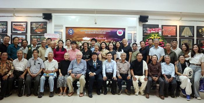 Các đại biểu và tác giả chụp ảnh lưu niệm