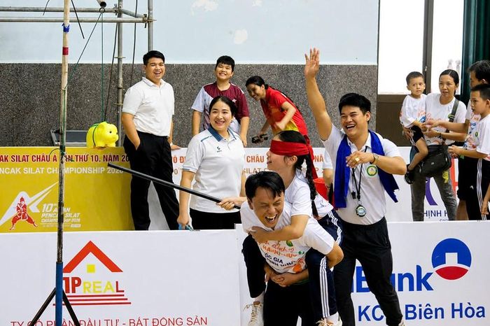 Hoạt động giao lưu “Gìn giữ trò chơi dân gian - Gắn kết gia đình” mang đến nhiều tiếng cười