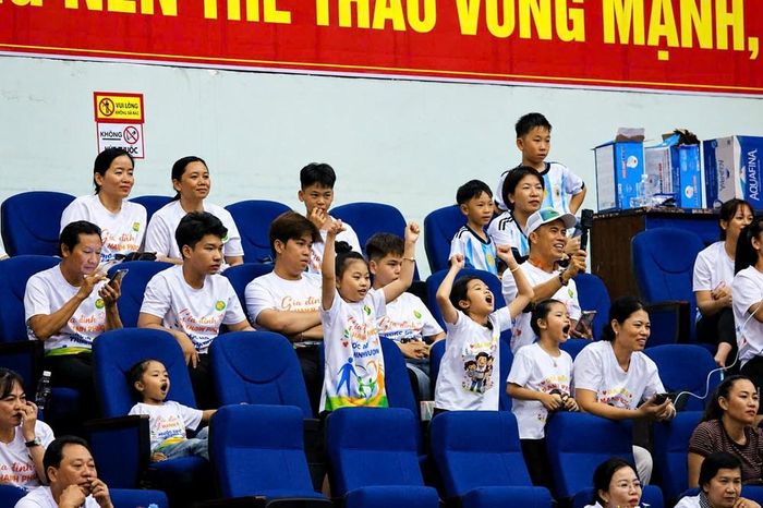 Các bạn nhỏ cổ vũ nhiệt tình các đội chơi