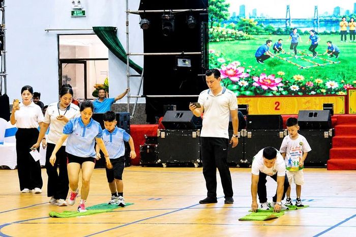 Trò chơi “Gia đình đồng hành - Nối dài bước chân”